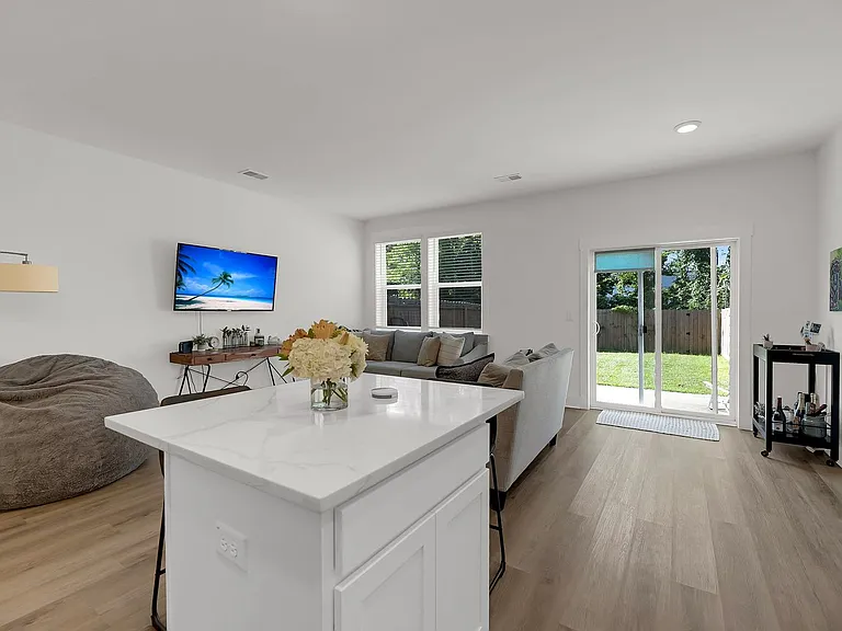 1549 Evergreen St — Photo 9