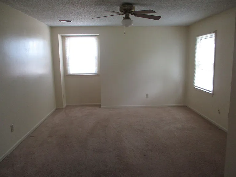 933 Fairborn Cir — Photo 17
