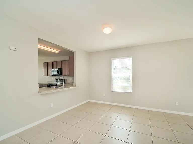 714 SW 6th St — Photo 5