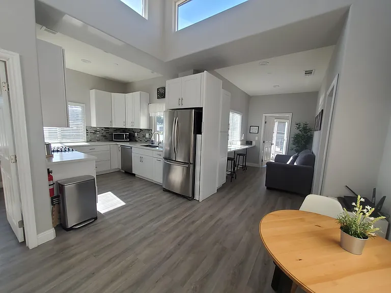 512 N Catalina Ave — Photo 4