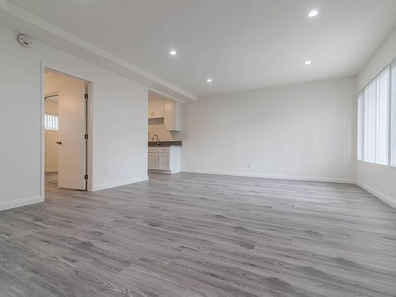 3rd image of 14642 Delano St #5
