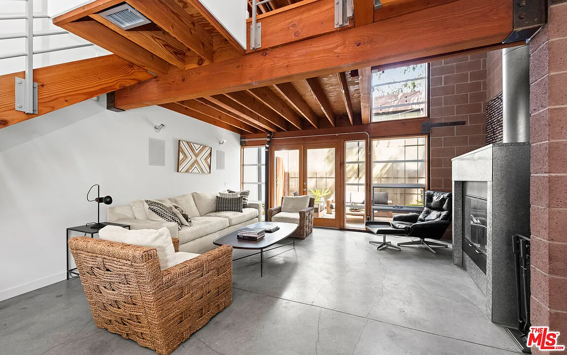 2 bed, 2.5 bath, 1969 sqft, $11,000 — Photo 3