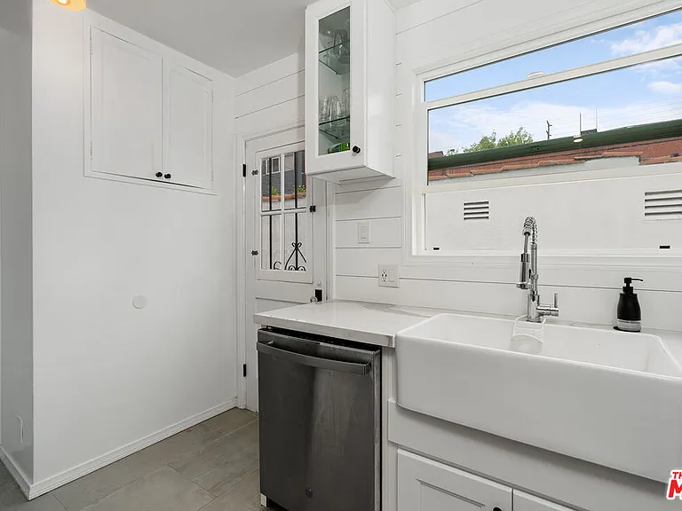 8472 Oakwood Ave — Photo 11