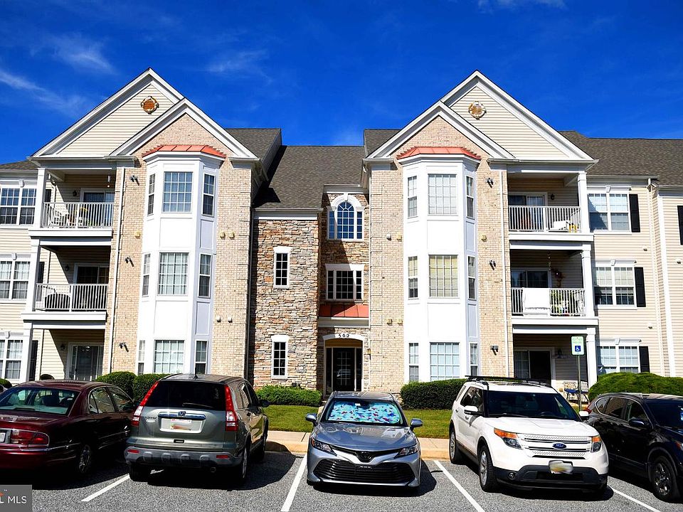 1st image of 502F Lloyd Pl #6