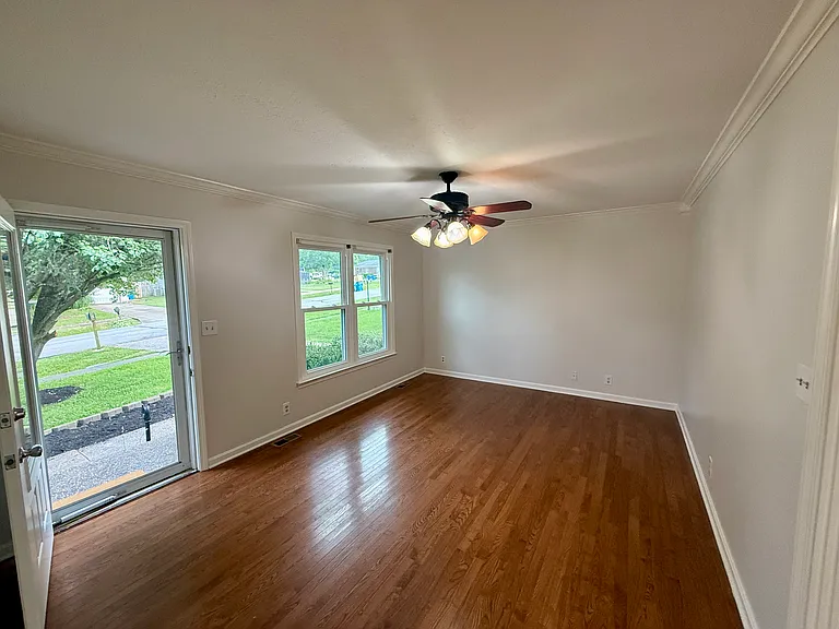 1604 Hopkins Ct — Photo 3