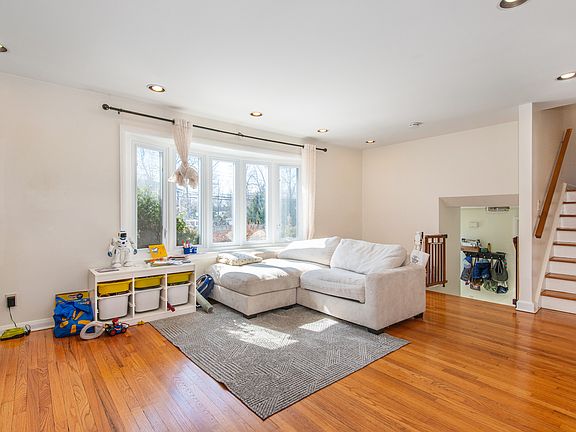 4th image of 22 Belmont Dr