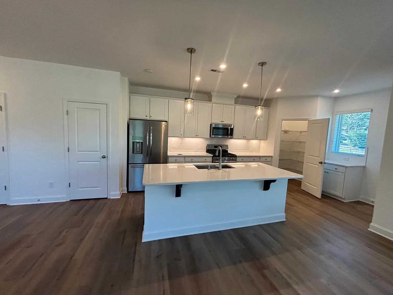 3 bed, 2.5 bath, 1949 sqft, $2,299 — Photo 4