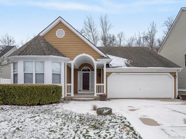 57221 River Oaks Dr, New Haven, MI 48048