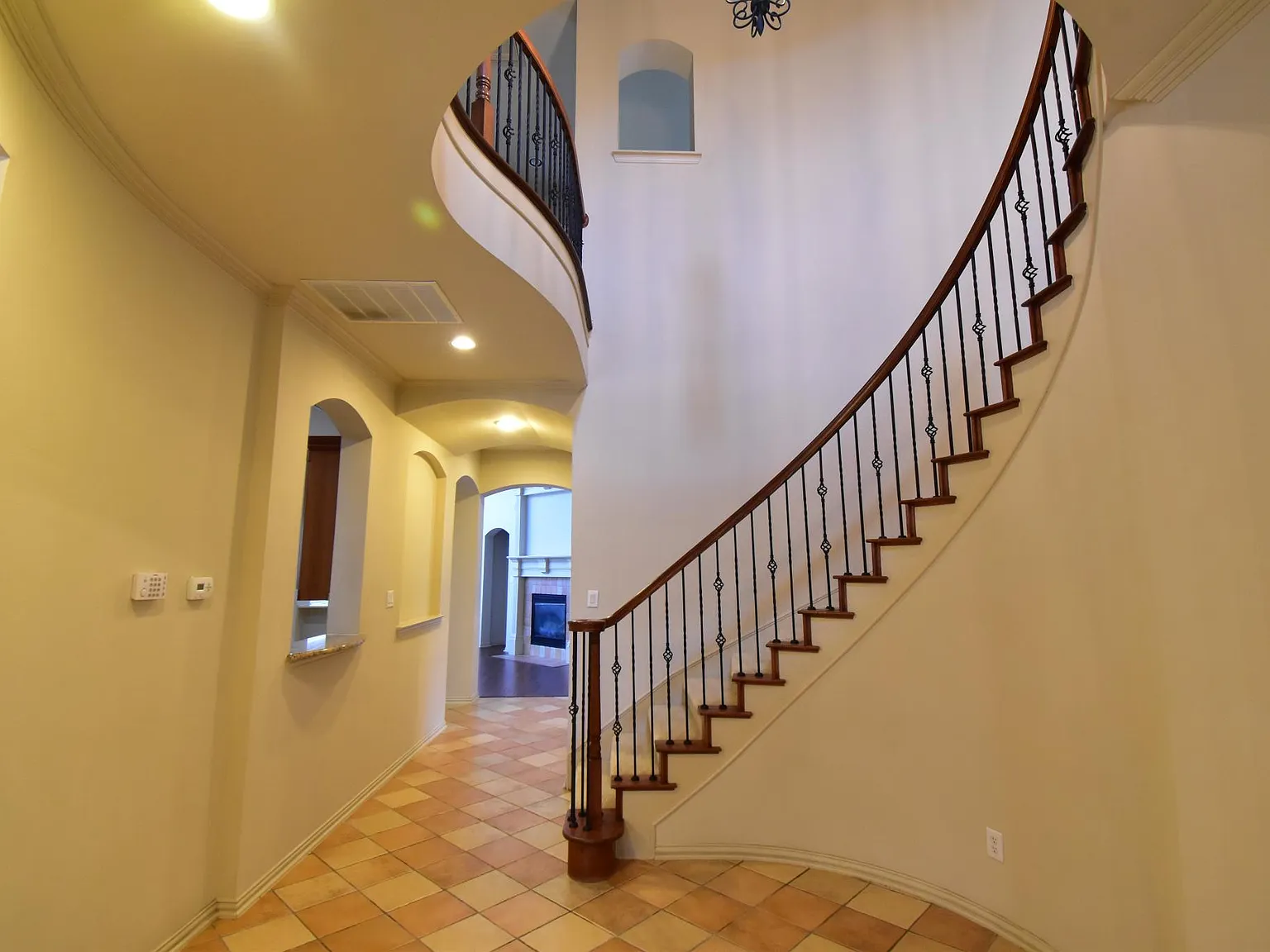 4 bed, 3.5 bath, 4157 sqft, $3,300 — Photo 3