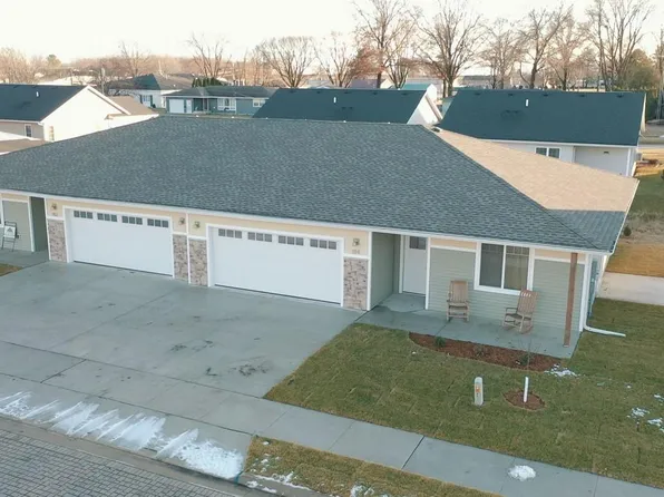 814 Parkside Ln, Charles City, IA 50616