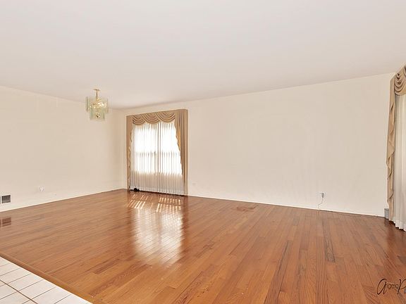 3rd image of 3247 Hampshire Ln