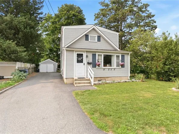 34 Platt St, Bristol, RI 02809