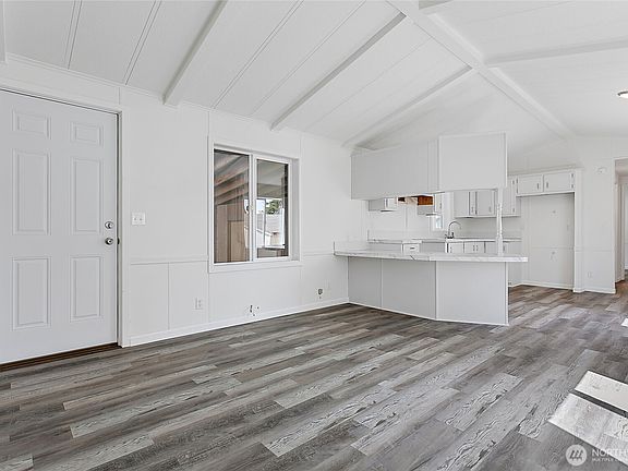 5th image of 921 Autumn Lane #243