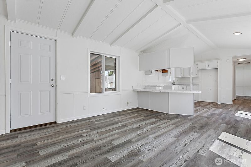 5th image of 921 Autumn Lane #243