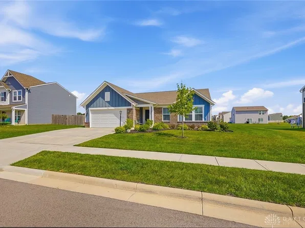 790 Hunters Run Dr, Brookville, OH 45309