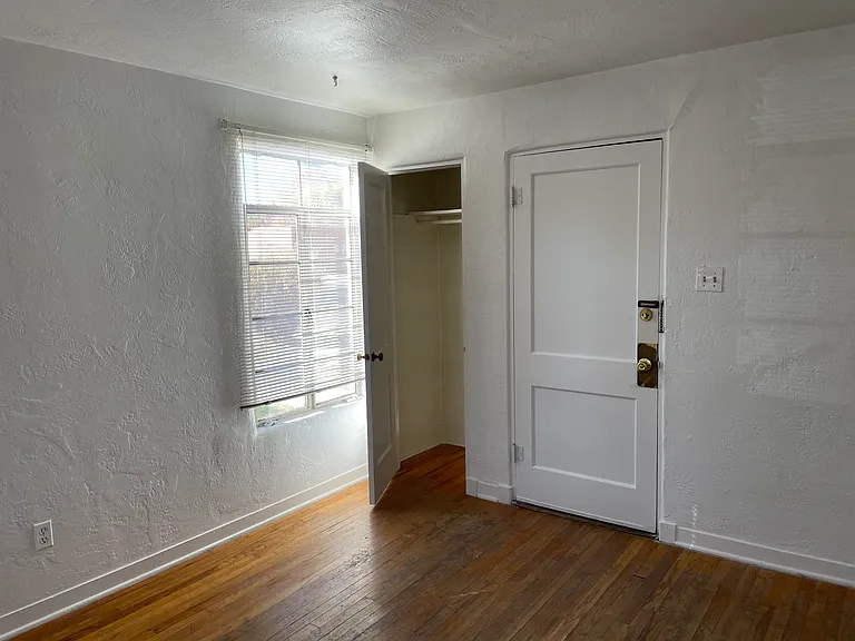 Charming & Totally Updated 1 Bedroom Apartment Downtown — Photo 7