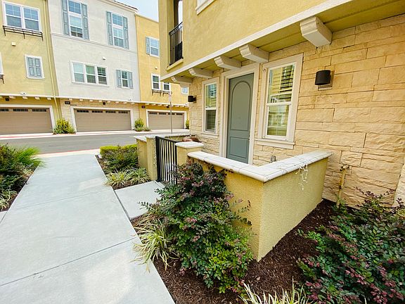 Separate entrance for the ground floor room.