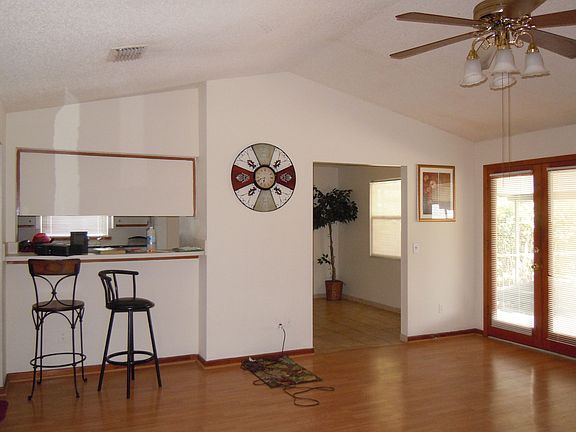 Great room w/breakfast bar