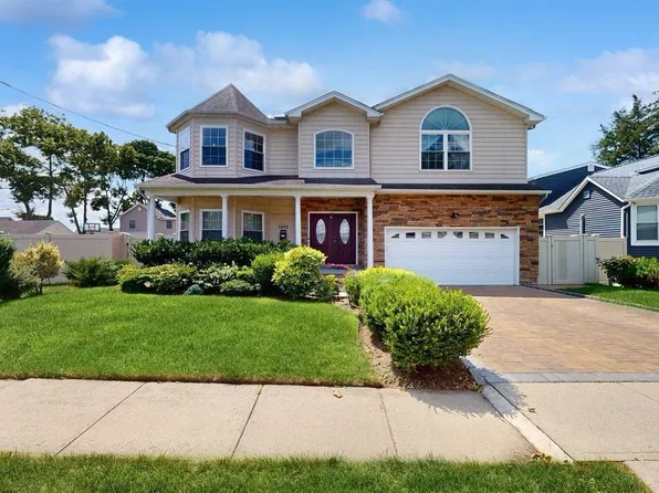 2428 Aberdeen Street, East Meadow, NY 11554