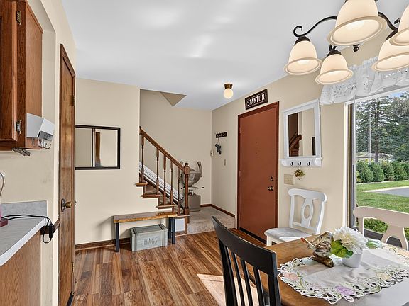3rd image of 225 Cherryview Dr