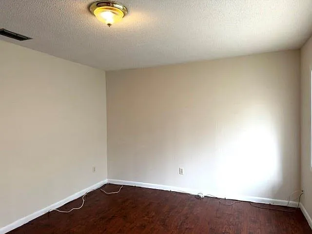 3 bed, 1.0 bath, 1136 sqft, $1,200 — Photo 4
