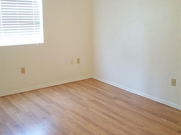 4th image of 905 Malaga Ave