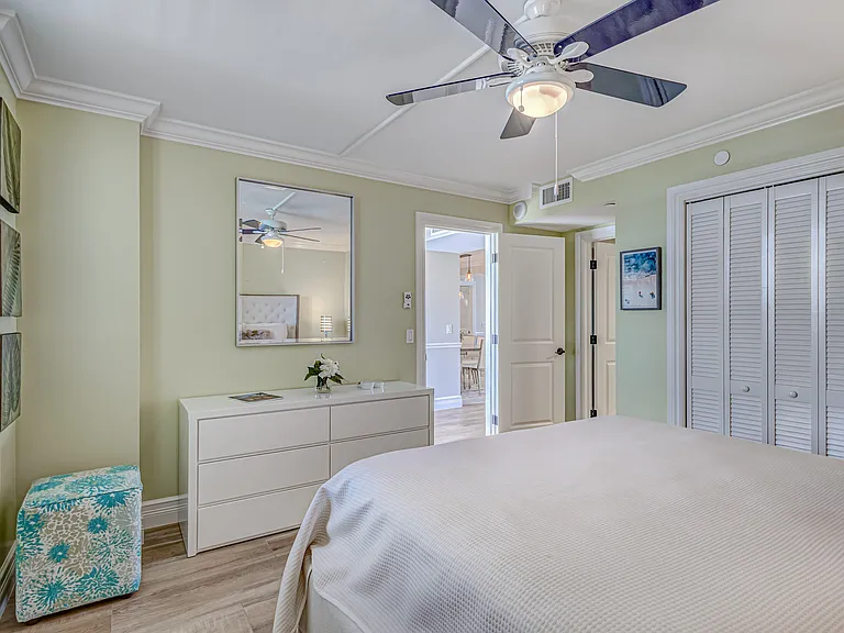 400 Beach Rd #702 — Photo 33