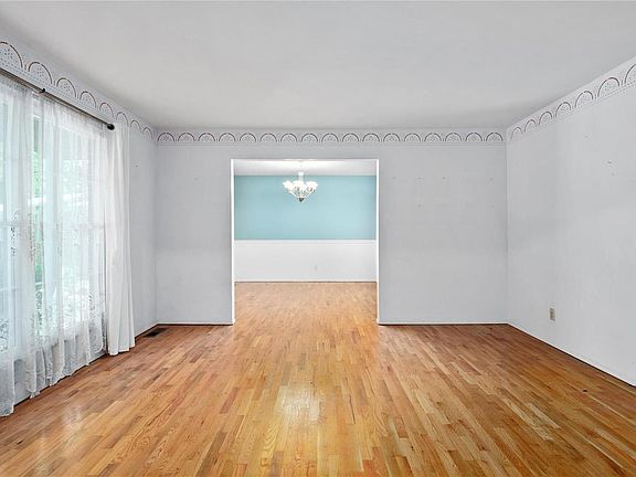 5th image of 17 Gray Brooke Ln