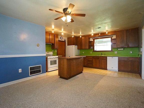 4th image of 2620 Hall Ave
