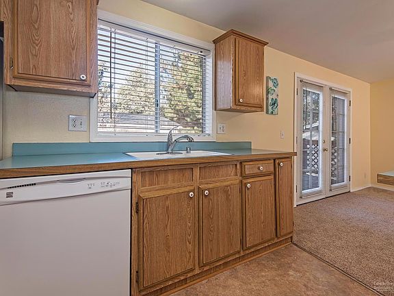 5th image of 1009 SE Castlewood Dr