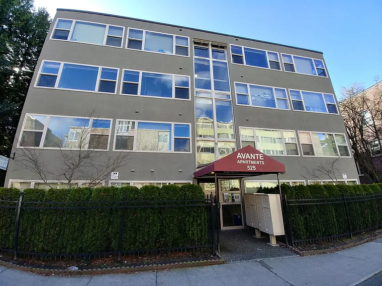 Avante Apartments - Charming, Centrally Located Building with Off Street Parking! — Photo 15