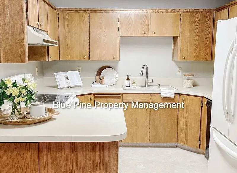 3 bed, 2.0 bath, 1742 sqft, $1,600 — Photo 3