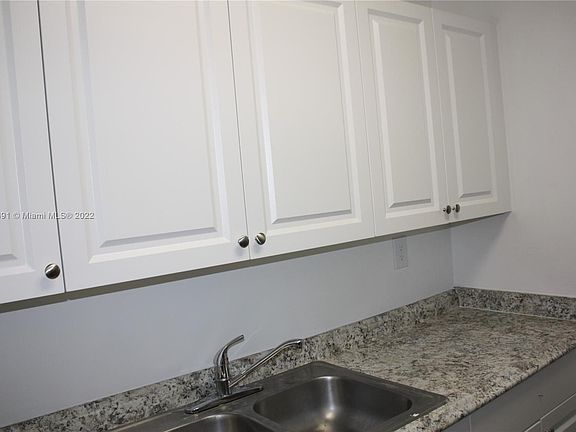 5th image of 370 Sunshine Dr #6