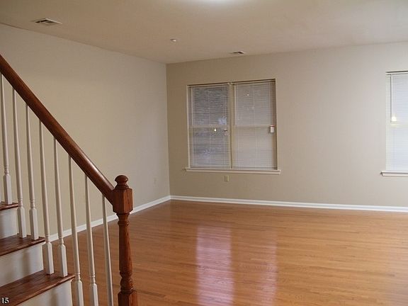 4th image of 25 Duncan Ave #212