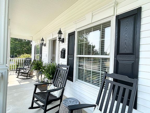 4th image of 242 Barrington Ln