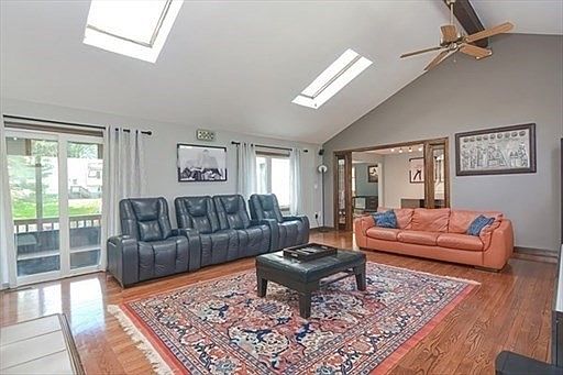 5th image of 300 Lakewood Dr