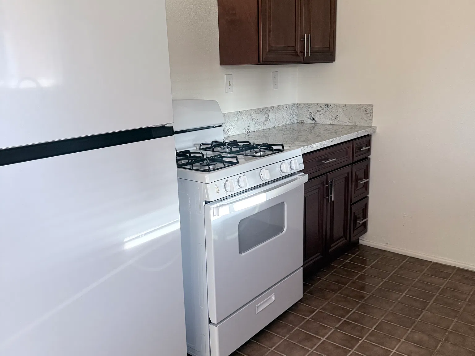3 bed, 972 sqft, $1,900 — Photo 3