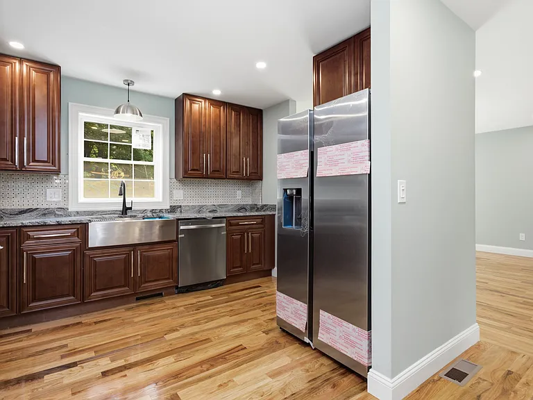 470 Oakville Ave — Photo 23