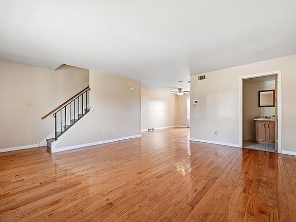 4th image of 1902 W Walnut St