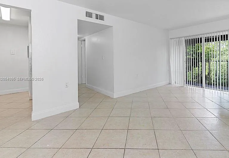 1201 Lake Victoria Dr #V — Photo 4