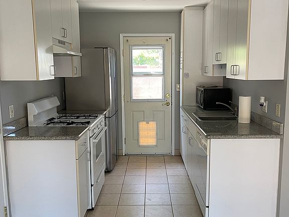 3rd image of 16712 Moorpark St #House