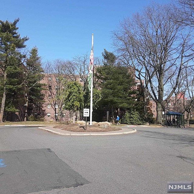2nd image of 3030 Linwood Ave #2E