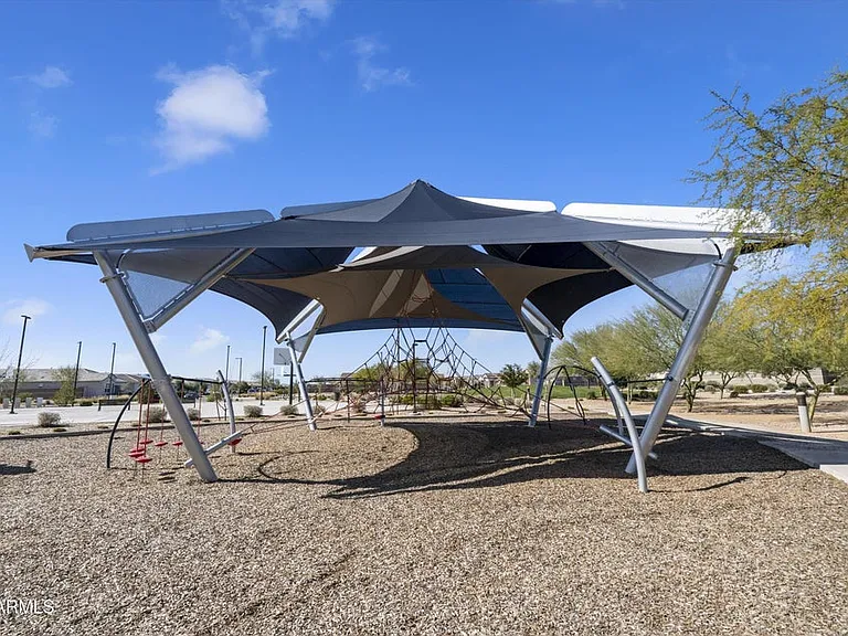 18563 W Desert Hollow Dr — Photo 32