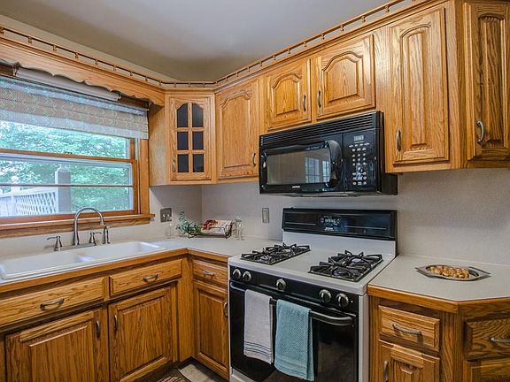 5th image of 706 Hollywood Ln