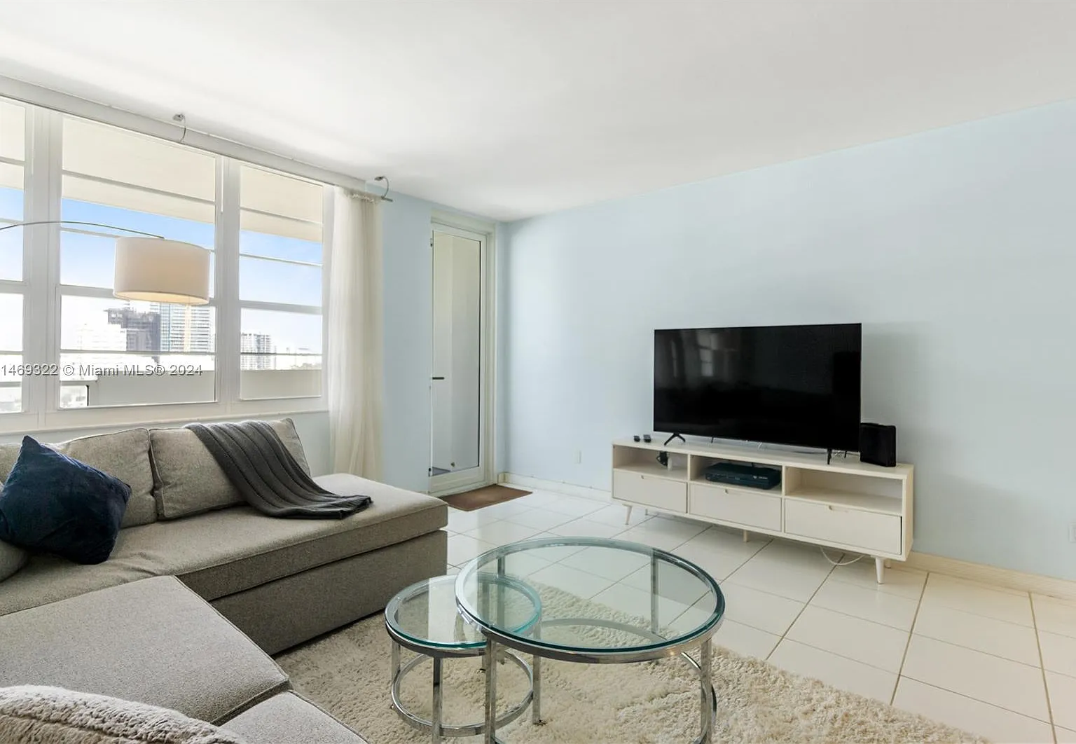 The Decoplage Condo — Photo 2