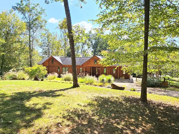 1539 N Poes Rd, Flint Hill, VA 22627