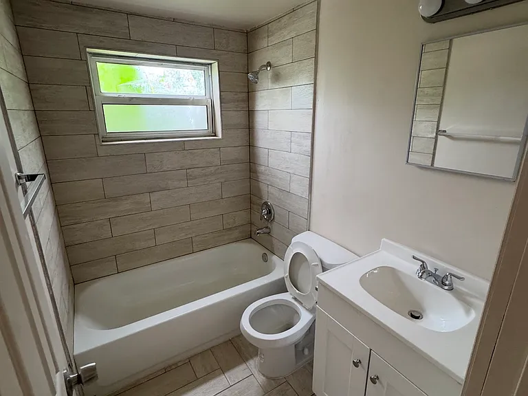 1131 NE 25th Ave — Photo 3