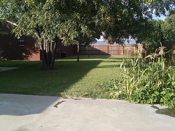 Huge, fully fenced back yard