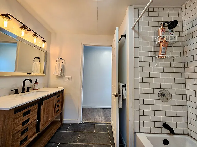 215 West Ave — Photo 14