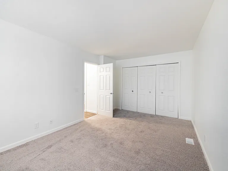 Knollwood Village Apartments — Photo 20
